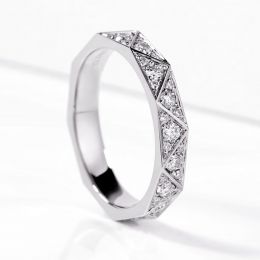 Fede nuziale Triangulaire in Oro Bianco – Éclat e Élégance Moderne