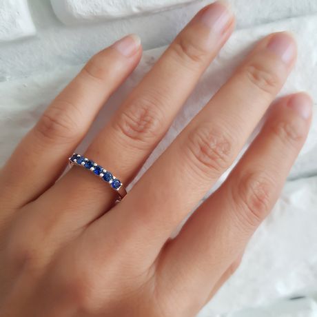 Anello Glamour - Oro Bianco, Riviera a Mezzo Giro di Zaffiri