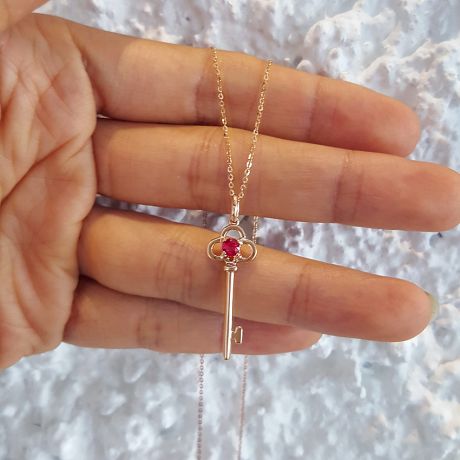 Ciondolo chiave in oro rosa - Rubino incastonato