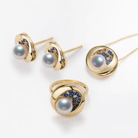 Anello, Ciondolo e Orecchini Seiza. Perle Akoya, Oro giallo, diamanti.