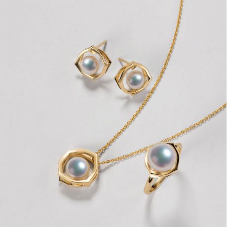 Ciondolo, Anello e Orecchini Coco Chanel. Perle Akoya, Oro giallo, Diamanti