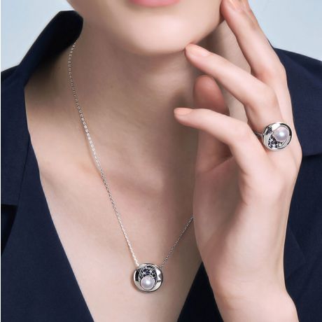 Ciondolo Seiza - Oro Bianco 18kt, Zaffiri e Perla Akoya