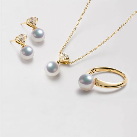 Ciondolo, anello e orecchini Sarah Bernhardt. Perle Akoya, oro giallo, diamanti