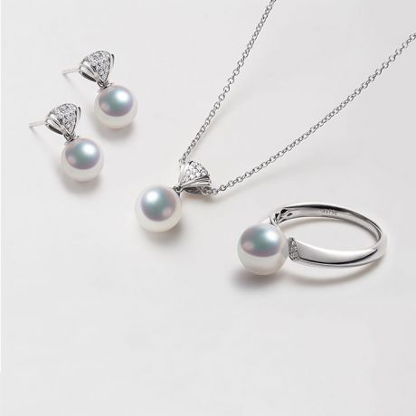 Ciondolo, anello e orecchini Sarah Bernhardt. Perle Akoya, oro giallo, diamanti