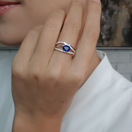 Solitario Composto Sharmini - Oro Bianco, Diamanti & Zaffiro Ovale