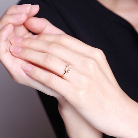 Anello piccolo nodo Oro giallo 18kt. Diamanti 0.080ct