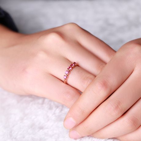 Anello Docile - Oro Rosa e Riviera Mezzo Giro di Rubini