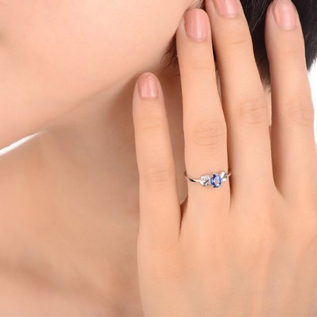 Anello di Fidanzamento Luxe - Oro Bianco, Diamanti & Zaffiro Blu Ovale