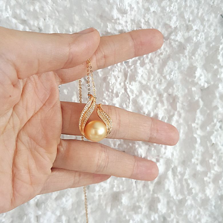 Ciondolo Dolcezza Vegetale - Oro Giallo, Diamanti & Perla Gold dei Mari del Sud - 8