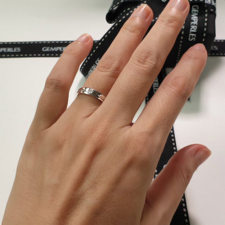 Fede Nuziale Nerys da Donna - Anello in Oro Bianco e Diamante - 1