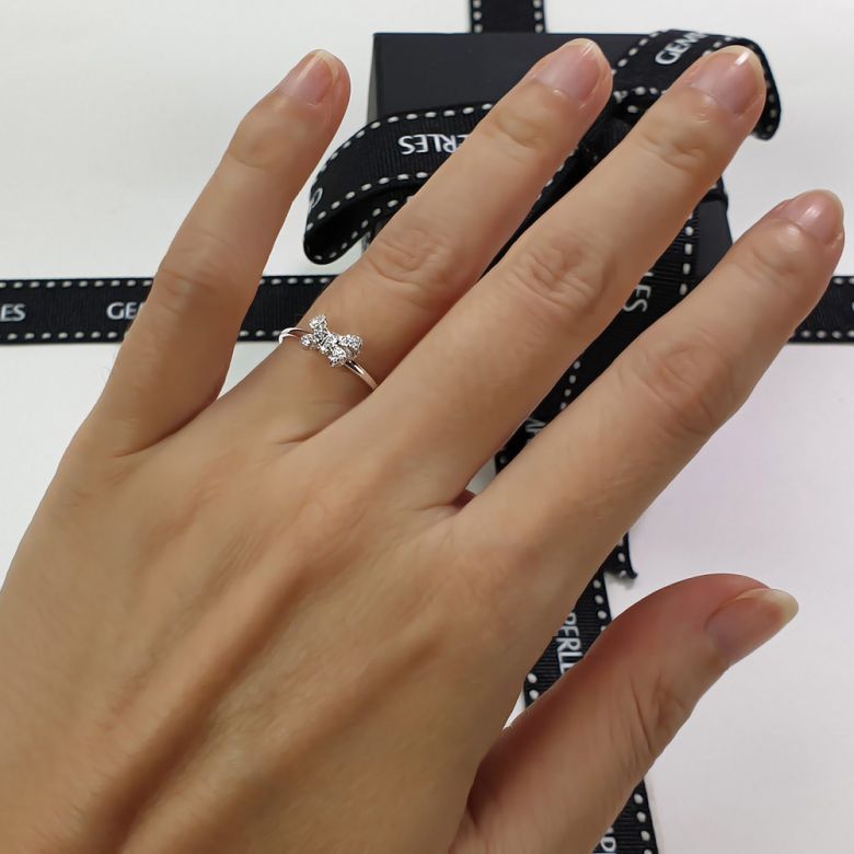 Anello piccolo nodo Oro bianco 18kt. Diamanti 0.080ct - 2