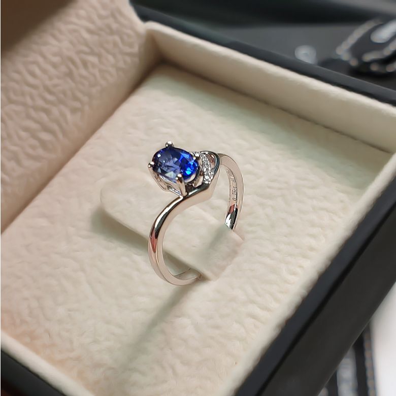 Anello di Fidanzamento Cenero - Oro Bianco, Diamanti & Zaffiro Blu Ovale - 8