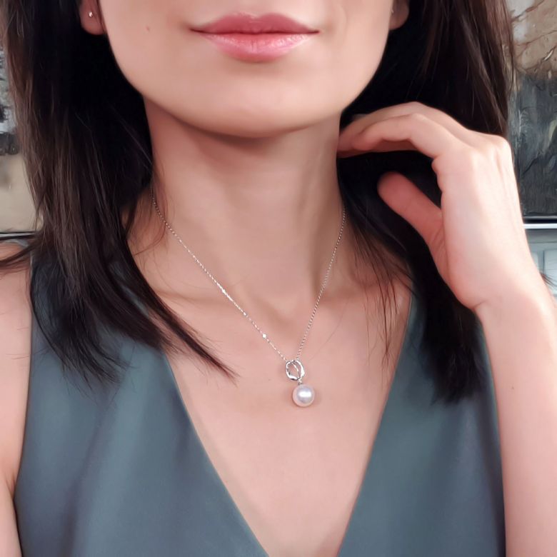 Ciondolo O My God - Oro Bianco, Diamanti e Perla di Fiume - 7