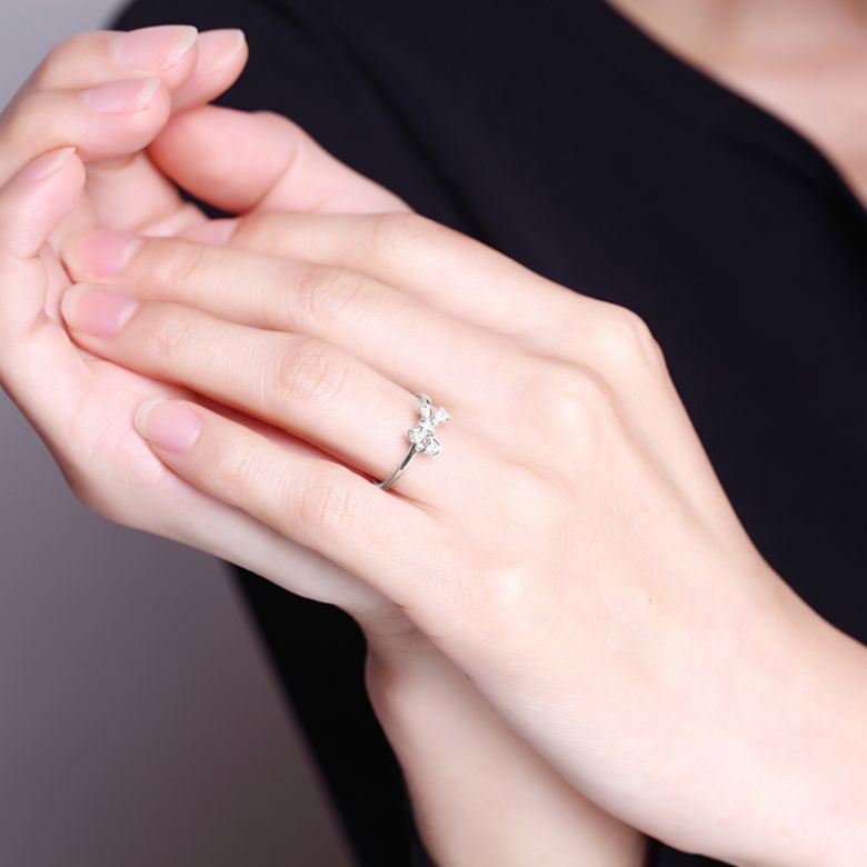 Anello piccolo nodo Oro bianco 18kt. Diamanti 0.080ct - 4